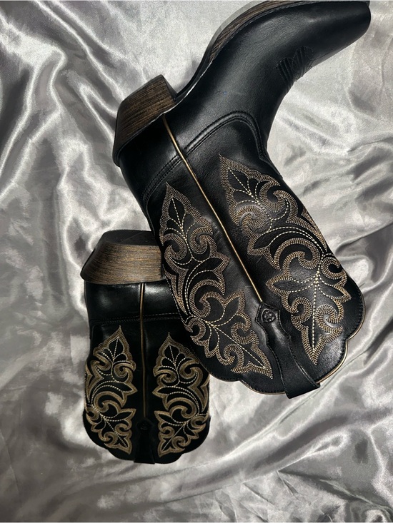 Ariat Shoes - Women's Black Embroidered Western ARIAT boots